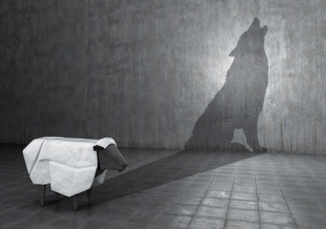 Un'immagine che mostra una pecora un po' stilizzata che proietta su un muro l'ombra di un lupo che ulula