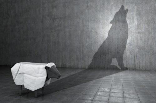 Un'immagine che mostra una pecora un po' stilizzata che proietta su un muro l'ombra di un lupo che ulula