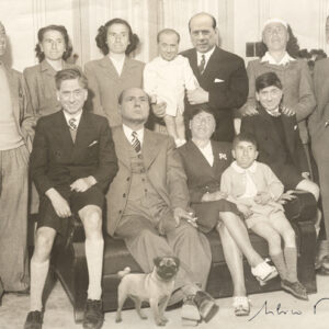 Un fotomontaggio: una vecchia foto ingiallita che ritrae una famiglia borghese che potrebbe essere degli anni '50 del 1900, in cui tutti i numerosi componenti hanno la faccia di Silvio Berlusconi, in varie pose ed espressioni.