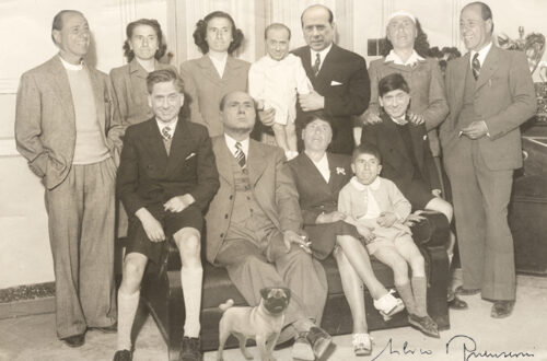 Un fotomontaggio: una vecchia foto ingiallita che ritrae una famiglia borghese che potrebbe essere degli anni '50 del 1900, in cui tutti i numerosi componenti hanno la faccia di Silvio Berlusconi, in varie pose ed espressioni.