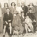 Un fotomontaggio: una vecchia foto ingiallita che ritrae una famiglia borghese che potrebbe essere degli anni '50 del 1900, in cui tutti i numerosi componenti hanno la faccia di Silvio Berlusconi, in varie pose ed espressioni.