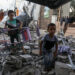 Una fotografia che ritrae bambini palestinesi tra le macerie di un edificio.