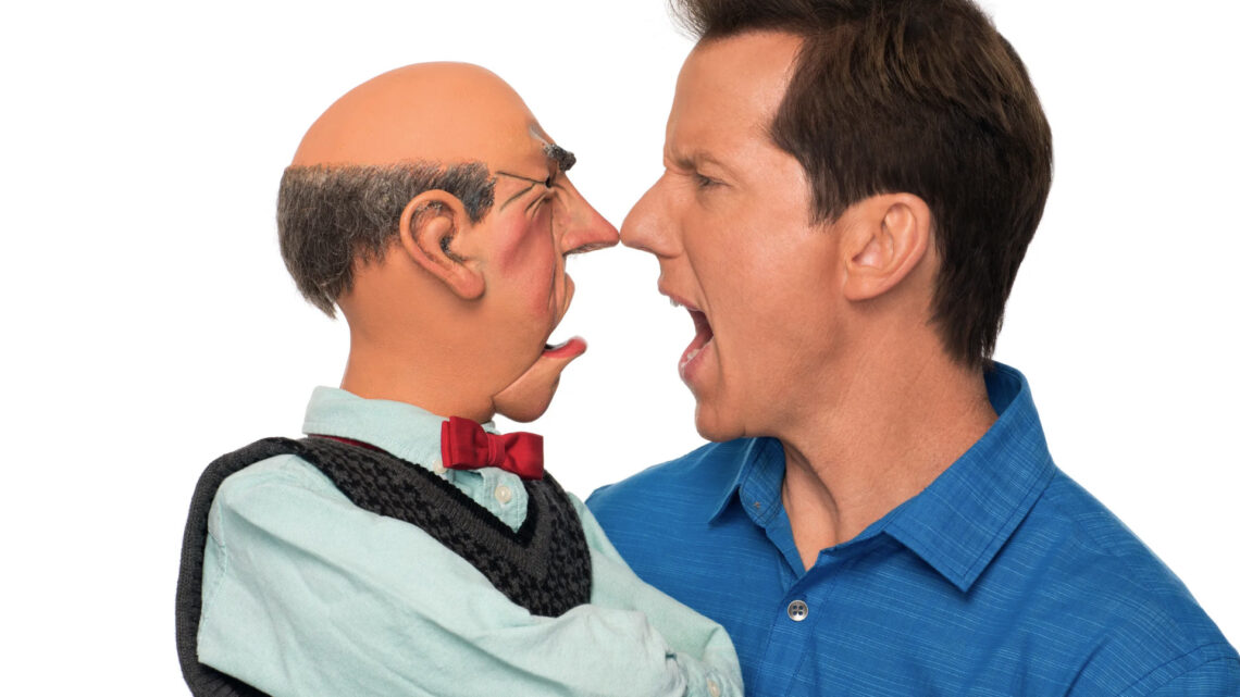Una foto che ritrae, davanti a uno sfondo completamente bianco, un ventriloquo, Jeff Dunham, sulla destra, di profilo, mentre finge di litigare col suo pupazzo Walter, apparentemente altrettanto arrabbiato, sulla sinistra.