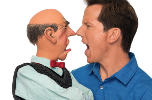 Una foto che ritrae, davanti a uno sfondo completamente bianco, un ventriloquo, Jeff Dunham, sulla destra, di profilo, mentre finge di litigare col suo pupazzo Walter, apparentemente altrettanto arrabbiato, sulla sinistra.