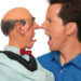Una foto che ritrae, davanti a uno sfondo completamente bianco, un ventriloquo, Jeff Dunham, sulla destra, di profilo, mentre finge di litigare col suo pupazzo Walter, apparentemente altrettanto arrabbiato, sulla sinistra.