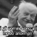 Una gif animata che ritrae Giuseppe Ungaretti mentre, intervistato da Pier Paolo Pasolini per il suo film-documentario “Comizi d’amore”, dice «Tutti gli uomini sono, a loro modo, anormali». L’audio è assente, trattandosi di una gif animata, ma è sostituito da un sottotitolo in lettering bianco con contorno nero.
