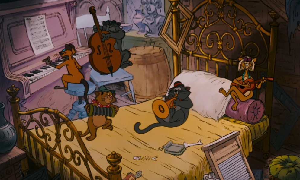 Un fotogramma dal film "Gli aristogatti" della Disney, che raffigura cinque gatti che si divertono a suonare diversi strumenti in un concerto improvvisato in una camera da letto molto piuttosto malandata.