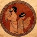 Un affresco a muro, apparentemente moderno, che ritrae una scena dal mito di Crono e Rea: Crono, ingannato da Rea, mangia un fagotto vuoto che dovrebbe contenere Zeus infante, mentre Rea si allontana reggendo tra le braccia il fagotto con il vero Zeus, salvandolo.