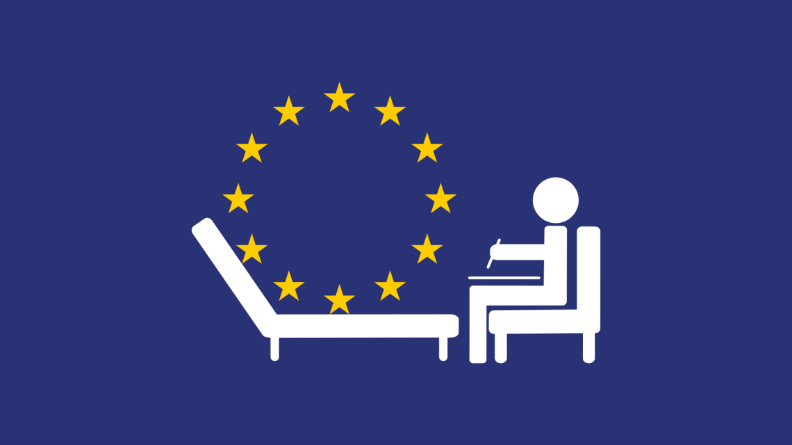 Un’illustrazione che raffigura, su sfondo blu e molto stilizzati, il simbolo dell’Europa (il cerchio composto da 12 stelle gialle) appoggiato sul lettino di uno psicoanalista che prende appunti seduto su una sedia di fronte allo stesso.