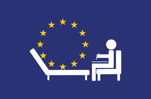 Un’illustrazione che raffigura, su sfondo blu e molto stilizzati, il simbolo dell’Europa (il cerchio composto da 12 stelle gialle) appoggiato sul lettino di uno psicoanalista che prende appunti seduto su una sedia di fronte allo stesso.