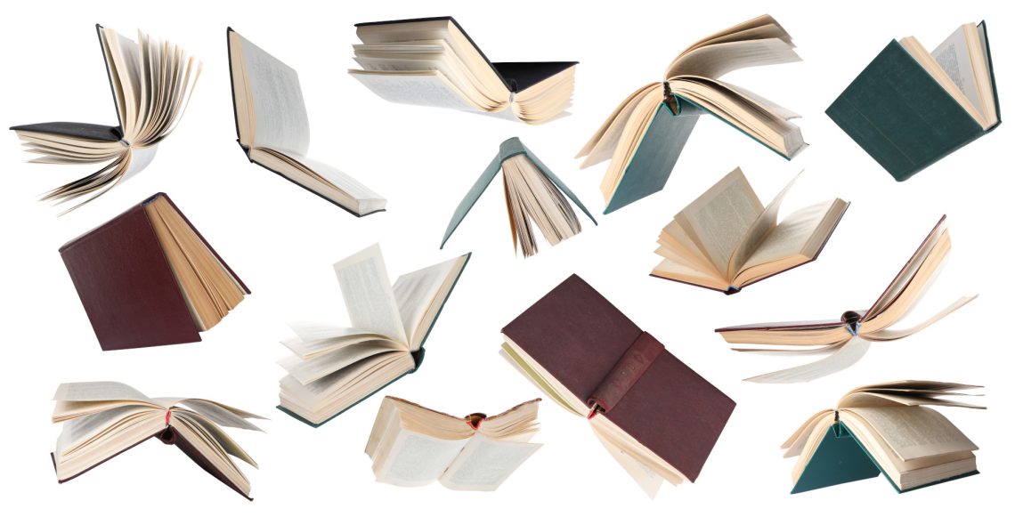 Una composizione fotografica che mostra tanti libri aperti che paiono svolazzare su uno sfondo bianco.