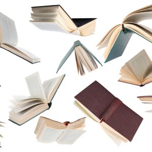 Una composizione fotografica che mostra tanti libri aperti che paiono svolazzare su uno sfondo bianco.