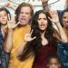 Un’immagine pubblicitaria della serie “Shameless”, con il cast prigioniero dietro un vetro forse infrangibile.