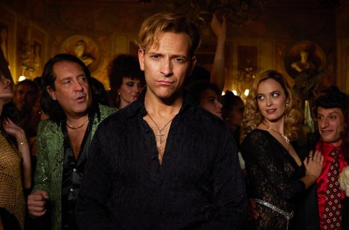 Una foto di scena a colori che ritrae il cast della serie "Supersex" nel contesto - parrebbe - di una festa in una casa di lusso.