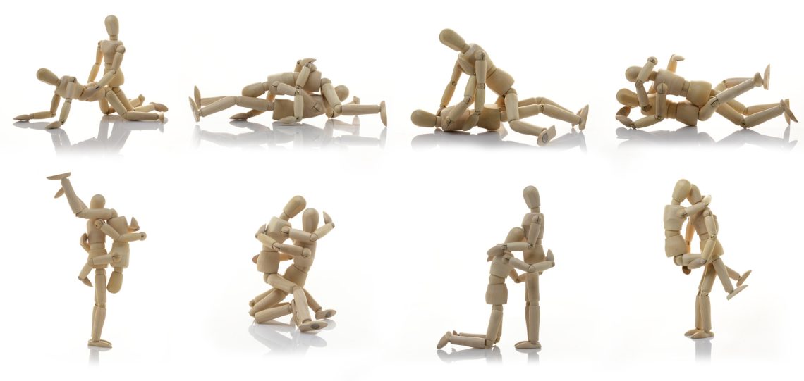 Una composizione di foto a colori, in formato orizzontale, che ritraggono due manichini di legno in otto posizioni del Kamasutra.