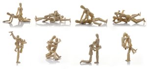 Una composizione di foto a colori, in formato orizzontale, che ritraggono due manichini di legno in otto posizioni del Kamasutra.