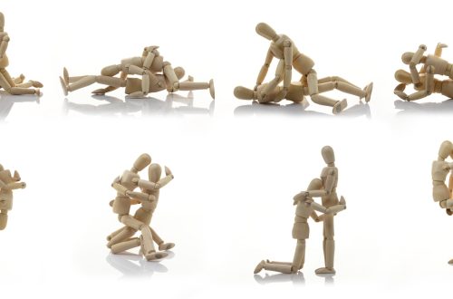 Una composizione di foto a colori, in formato orizzontale, che ritraggono due manichini di legno in otto posizioni del Kamasutra.