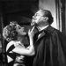 Particolare di un fotogramma in bianco e nero dal film “L’angelo azzurro”, di Josef von Sternberg, 1930. C’è Marlene Dietrich, nei panni di Lola Lola, che sorridendo punta un dito sotto il mento di Emil Jannings, nei panni del professor Immanuel Rath, il quale ha il mento sollevato e la testa leggermente inclinata all’indietro.