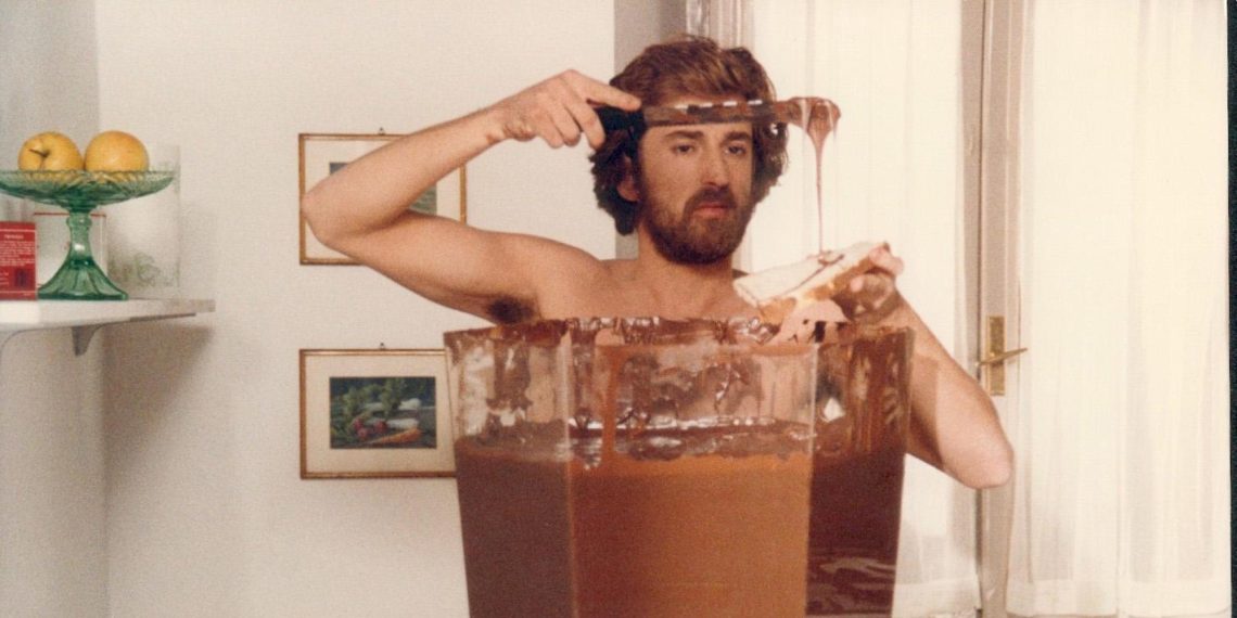 Nanni Moretti, nel panni di Michele Apicella, spalma Nutella da un vasetto gigantesco su una fetta di pane nel film del 1984 "Bianca".