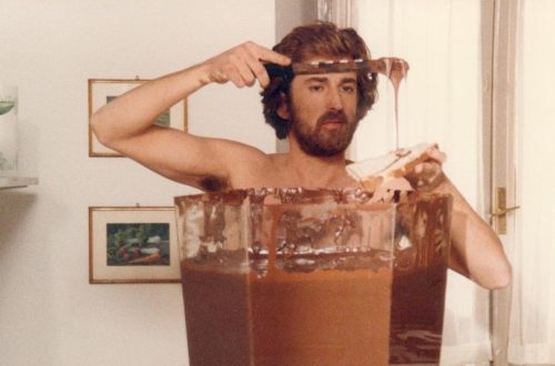Nanni Moretti, nel panni di Michele Apicella, spalma Nutella da un vasetto gigantesco su una fetta di pane nel film del 1984 "Bianca".