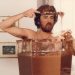 Nanni Moretti, nel panni di Michele Apicella, spalma Nutella da un vasetto gigantesco su una fetta di pane nel film del 1984 "Bianca".