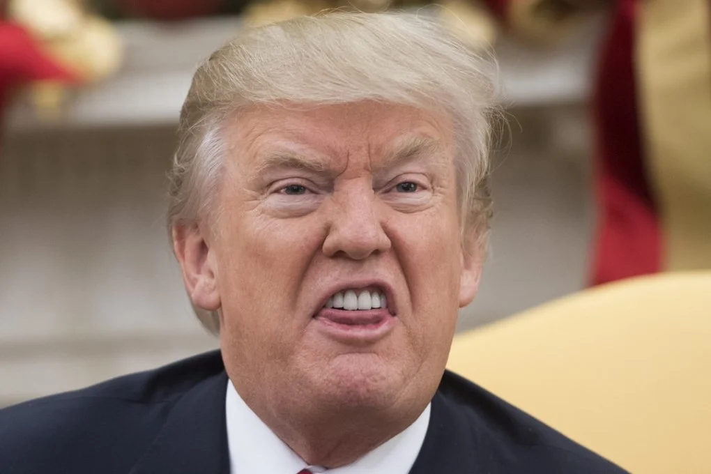 Una foto a colori, in formato orizzontale: un primo piano di Donald Trump con un'espressione di dileggio aggressivo sul volto.
