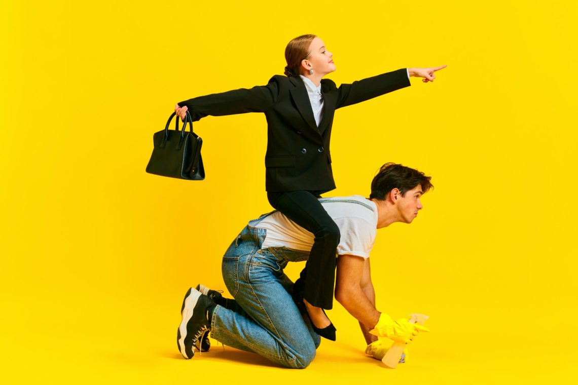 Una foto che ritrae, su uno sfondo giallo, una ragazzina vestita come una manager in sella sulla schiena di un uomo adulto - forse suo padre - che indossa una maglietta a maniche corte bianca e una salopette di jeans blu e sta carponi sul pavimento reggendo nella mano destra sollevata, coperta come la sinistra da un guanto da lavoro di gomma gialla, uno spruzzino pieno di detersivo. La ragazzina sorride e indica col braccio sinistro teso un punto davanti a loro, dove presumibilmente il padre dovrebbe pulire.