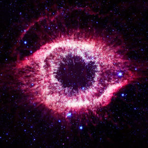 Una foto a colori, in formato orizzontale, che ritrae al centro, attorniata da tantissime stelle sullo sfondo nero dello spazio profondo, una nebulosa di colore rosa intenso, con la forma di un occhio umano.