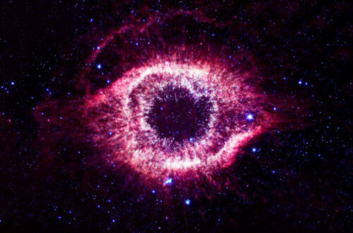 Una foto a colori, in formato orizzontale, che ritrae al centro, attorniata da tantissime stelle sullo sfondo nero dello spazio profondo, una nebulosa di colore rosa intenso, con la forma di un occhio umano.