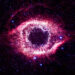 Una foto a colori, in formato orizzontale, che ritrae al centro, attorniata da tantissime stelle sullo sfondo nero dello spazio profondo, una nebulosa di colore rosa intenso, con la forma di un occhio umano.
