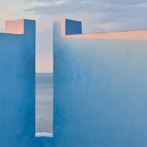 Un dipinto che raffigura un angolo formato da due muri bianchi illuminati da una luce d'alba o tramonto. In corrispondenza dell'angolo le mura si aprono sulla vista di un mare lontano, azzurro e placido fino all'orizzonte, sopra il quale sta un cielo di colore azzurro più chiaro, con qualche nuvola grigia che si allunga in orizzontale a destra.