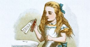 Un particolare di un’illustrazione di John Tenniel che raffigura Alice, la protagonista del romanzo di Lewis Carroll “Alice nel paese delle meraviglie”, in piedi di fronte a un tavolino con una piccola chiave posata sul piano rotondo. Alice regge con la mano destra e il braccio corrispondente sollevati una bottiglietta piena di un liquido di colore arancione scuro, con un’etichetta con la scritta “DRINK ME” (“Bevimi”) legata al collo. L’illustrazione era originariamente in bianco e nero, ma questa versione è colorizzata.
