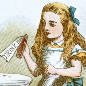 Un particolare di un’illustrazione di John Tenniel che raffigura Alice, la protagonista del romanzo di Lewis Carroll “Alice nel paese delle meraviglie”, in piedi di fronte a un tavolino con una piccola chiave posata sul piano rotondo. Alice regge con la mano destra e il braccio corrispondente sollevati una bottiglietta piena di un liquido di colore arancione scuro, con un’etichetta con la scritta “DRINK ME” (“Bevimi”) legata al collo. L’illustrazione era originariamente in bianco e nero, ma questa versione è colorizzata.
