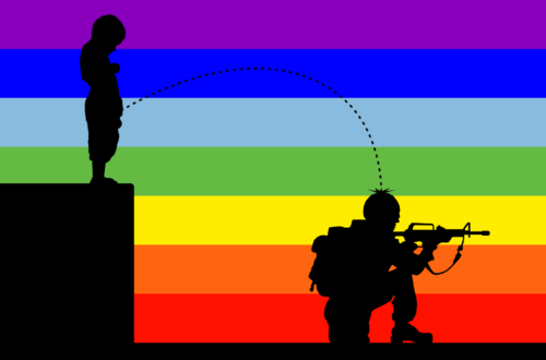 Un’illustrazione: sullo sfondo c’è una bandiera della pace a strisce orizzontali (dall’alto: viola, blu, azzurro, verde, giallo, arancione, rosso); davanti alla bandiera ci sono le silhouette nere di un bambino in piedi sopra un muricciolo alto più o meno quanto lui, di profilo, rivolto verso destra, che fa pipì sul casco di un soldato inginocchiato in posizione di sparo sotto il muricciolo, alla sua destra, anch’egli di profilo, mentre sta cercando di prendere la mira con un mitra puntandolo verso destra.