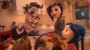 Un fotogramma dal film di animazione stop motion “Coraline”, di Henry Selick. In un’accogliente cucina domestica ci sono un padre e una madre che guardano sorridenti, con dei lucidi bottoni neri con quattro fori al posto degli occhi, un’altrettanto sorridente ragazzina coi capelli blu.