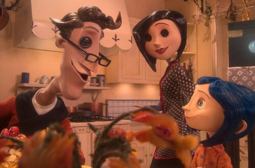 Un fotogramma dal film di animazione stop motion “Coraline”, di Henry Selick. In un’accogliente cucina domestica ci sono un padre e una madre che guardano sorridenti, con dei lucidi bottoni neri con quattro fori al posto degli occhi, un’altrettanto sorridente ragazzina coi capelli blu.