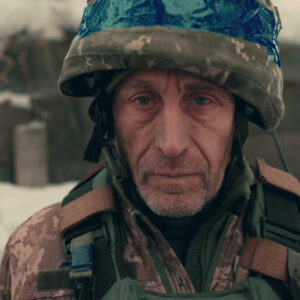 Una foto che ritrae in primo piano il volto di un vecchio soldato.