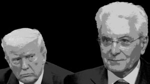 Una composizione in cui il volto di Donald Trump, a sinistra, è affiancato da quello di Sergio Mattarella, a destra. Trump sembra guardare Mattarella di sottecchi, con un'espressione corrucciata, mentre Mattarella guarda davanti a sé con un'espressione sorridente e determinata. La composizione utilizza una foto di noamgalai che ritrae Trump e una di Gints Ivuskans che ritrae Mattarella, entrambe per Shutterstock.com.