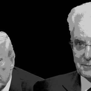 Una composizione in cui il volto di Donald Trump, a sinistra, è affiancato da quello di Sergio Mattarella, a destra. Trump sembra guardare Mattarella di sottecchi, con un'espressione corrucciata, mentre Mattarella guarda davanti a sé con un'espressione sorridente e determinata. La composizione utilizza una foto di noamgalai che ritrae Trump e una di Gints Ivuskans che ritrae Mattarella, entrambe per Shutterstock.com.