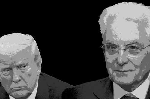 Una composizione in cui il volto di Donald Trump, a sinistra, è affiancato da quello di Sergio Mattarella, a destra. Trump sembra guardare Mattarella di sottecchi, con un'espressione corrucciata, mentre Mattarella guarda davanti a sé con un'espressione sorridente e determinata. La composizione utilizza una foto di noamgalai che ritrae Trump e una di Gints Ivuskans che ritrae Mattarella, entrambe per Shutterstock.com.