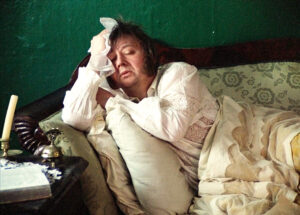 Un fotogramma dal film “Oblomov” di Nikita Michalkov che ritrae l'omonimo protagonista, un nobile decadente e accidioso, sdraiato sul fianco destro su un divano, in pigiama, sonnecchiante.