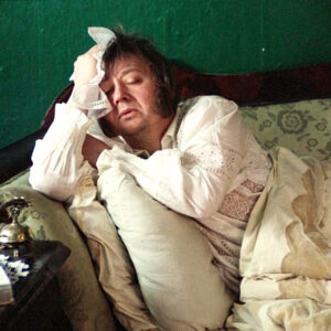 Un fotogramma dal film “Oblomov” di Nikita Michalkov che ritrae l'omonimo protagonista, un nobile decadente e accidioso, sdraiato sul fianco destro su un divano, in pigiama, sonnecchiante.