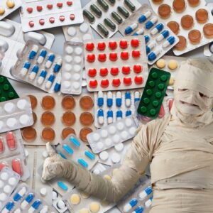 Un fotomontaggio con una persona completamente avvolta in bende davanti a una gran quantità di pillole medicinali.