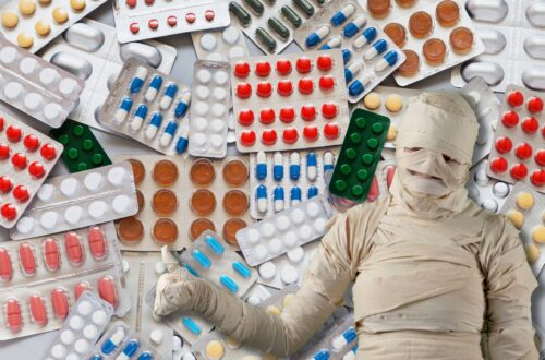 Un fotomontaggio con una persona completamente avvolta in bende davanti a una gran quantità di pillole medicinali.