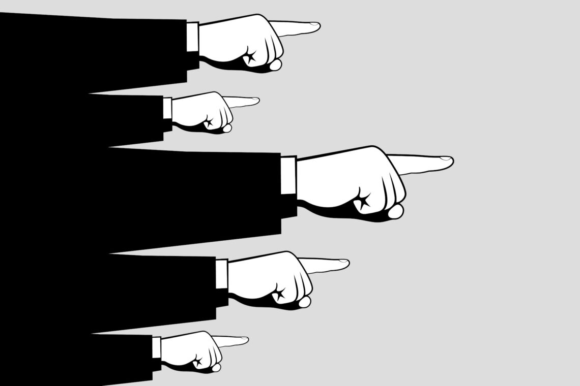 Un'illustrazione che raffigura cinque braccia tese in orizzontale che sbucano dal bordo sinistro dell'immagine a indicare col la mano a pugno e l'indice proteso in avanti qualcuno o qualcosa.