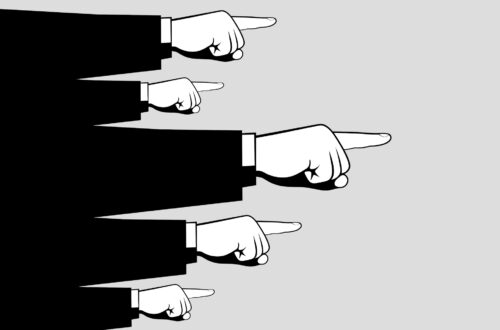 Un'illustrazione che raffigura cinque braccia tese in orizzontale che sbucano dal bordo sinistro dell'immagine a indicare col la mano a pugno e l'indice proteso in avanti qualcuno o qualcosa.