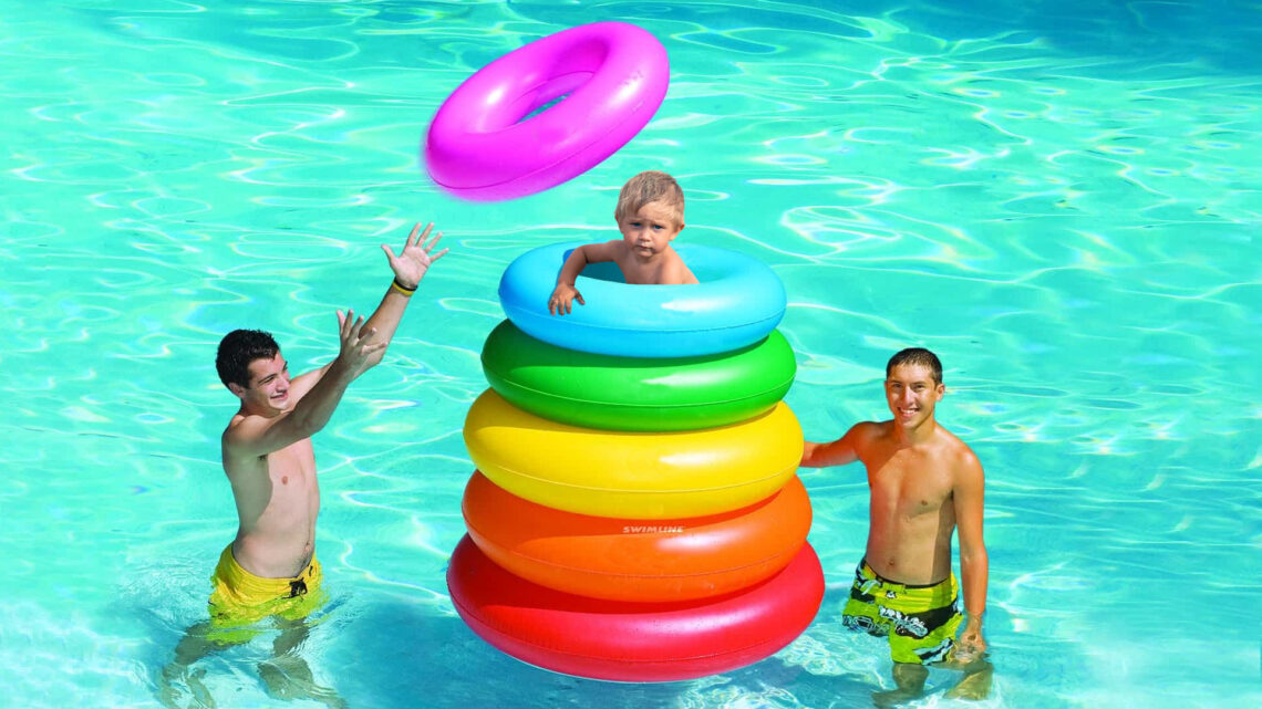 Un fotomontaggio a colori che ritrae due giovani ragazzi sorridenti, in peidi, con le gambe sotto la superficie dell'acqua di una piscina, in quel punto bassa, e il resto del corpo fuori, uno a sinistra e uno a destra di una pila di salvagente gonfiabili di diversi colori e di dimensioni grandi ma sempre più piccole dal basso in alto. Nel buco in cima alla pila di salvagenti c'è un bambino biondo, del quale sporge soltanto la testa e una piccola parte del busto. Il bimbo guarda in camera con aria perplessa e poco contenta mentre il ragazzo a sinistra sta lanciando un altro salvagente, viola, in cima alla pila e intorno alla sua testa.