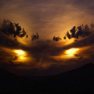 Una foto a colori che ritrae un tramonto. La luce e la disposizione delle nubi sembrano dar forma a due occhi cattivi nel cielo.