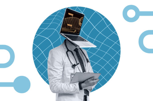 Una fotocomposizione che ritrae al centro, davanti a uno sfondo bianco con dei pattern azzurri, un medico umano in tutto e per tutto, in bianco e nero, che però, al posto della testa, ha un notebook aperto, con lo schermo che mostra dei grafici al tratto arancione davanti a uno sfondo nero.