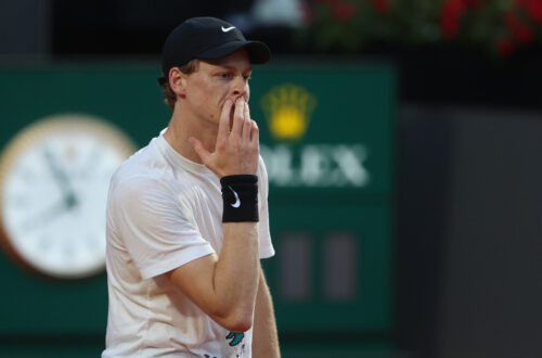 Una foto di Marco Iacobucci (Epp / Shutterstock.com) che ritrae Jannik Sinner a Roma, il 5 maggio 2025, durante una sessione di allenamento, dopo la squalifica al Campionato Internazionale di Tennis di Roma del 2025. Sinner ha un’espressione pensierosa, e le punte delle dita della mano destra appoggiate sopra il labbro superiore.
